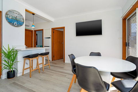 Beachcomer, Unit 2 - The Entrance, NSW - Accommodation in Brisbane 2