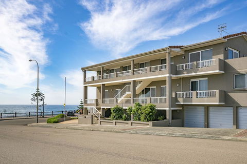 Beachcomer, Unit 2 - The Entrance, NSW - Accommodation in Brisbane 0