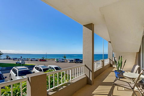 Beachcomer, Unit 2 - The Entrance, NSW - Accommodation in Brisbane 1