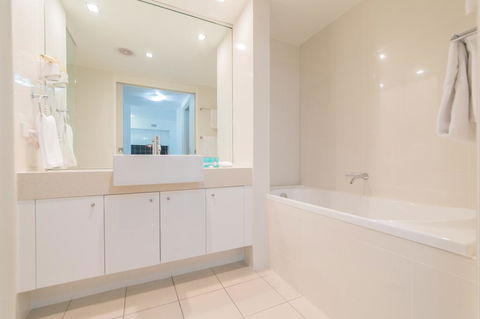 Beaches On Lammermoor Apartments - Accommodation in Brisbane 3