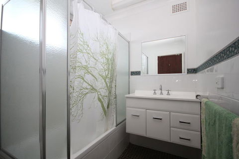 BEACHFRONT 3- 3/12 Bundella Ave LC - Accommodation in Brisbane 2