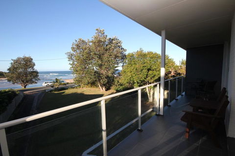 BEACHFRONT 3- 3/12 Bundella Ave LC - Accommodation in Brisbane 0