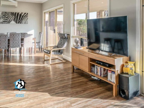 Renovated Beautiful Holiday Home With A Private Beach & Stunning Views! - Accommodation in Brisbane 2