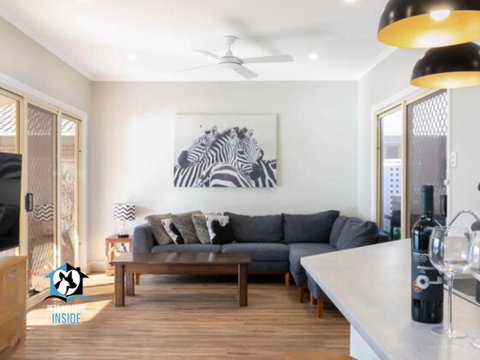 Renovated Beautiful Holiday Home With A Private Beach & Stunning Views! - Accommodation in Brisbane 3