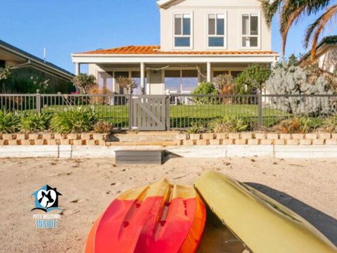 Renovated Beautiful Holiday Home With A Private Beach & Stunning Views! - Accommodation in Brisbane 1