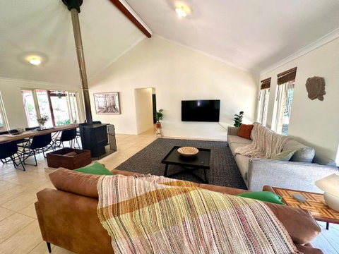 Redtail House - Carlotta - Accommodation in Brisbane 0