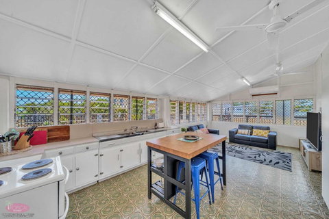 Reef Shack Beach Vibes Stroll To The Beach - Accommodation in Brisbane 2