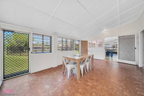 Reef Shack Beach Vibes Stroll To The Beach - Accommodation in Brisbane 3