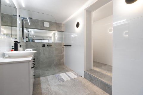Renovated Townhouse Close To The CBD And Schools - Accommodation in Brisbane 3