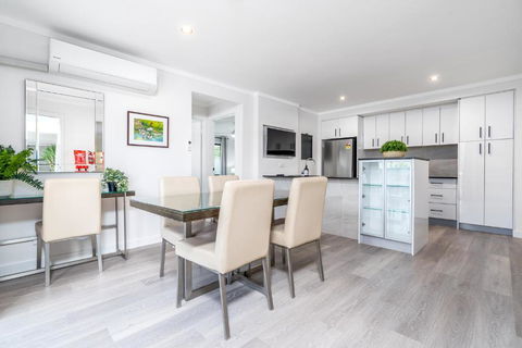 Renovated Townhouse Close To The CBD And Schools - Accommodation in Brisbane 2