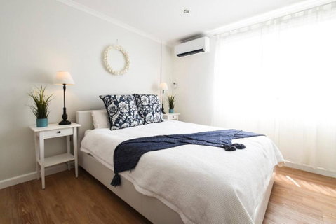 Resort-style Coastal Living With Balcony & Pool - Accommodation in Brisbane 1