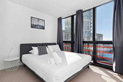 Resort-style Docklands Riverview Stay With Parking - Accommodation in Brisbane 1