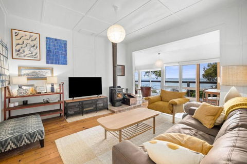 Retro Beach Vibes - Accommodation in Brisbane 1