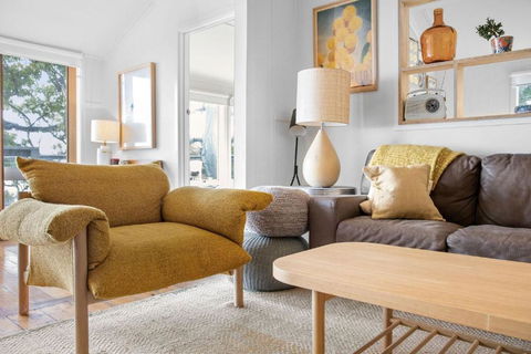 Retro Beach Vibes - Accommodation in Brisbane 3