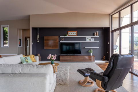 River Haven Serene Spacious With River Views - Accommodation in Brisbane 2