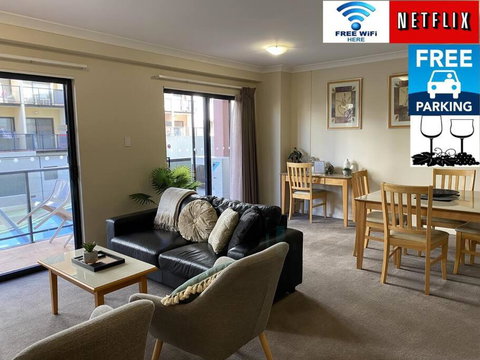 RIVERSIDE CITY VIEW PARKING NETFLIX WIFI WINE FREE - Accommodation in Brisbane 0