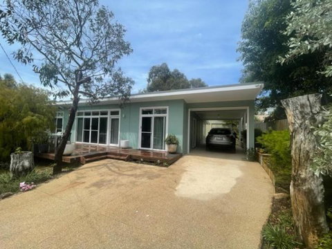 Saltbush - Ideally Located And Modernised MCM Beach House - Accommodation in Brisbane 0