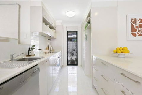 Riviera Road Miami - 4BRM Dual Villa - Accommodation in Brisbane 3