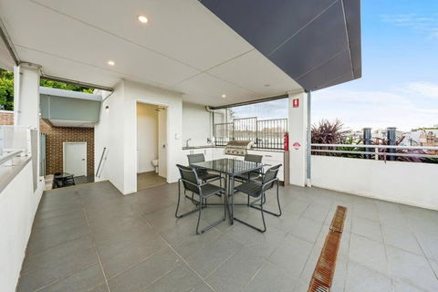 Rooftop 2 Bed Apt With Terrace At Newtown - Accommodation in Brisbane 2