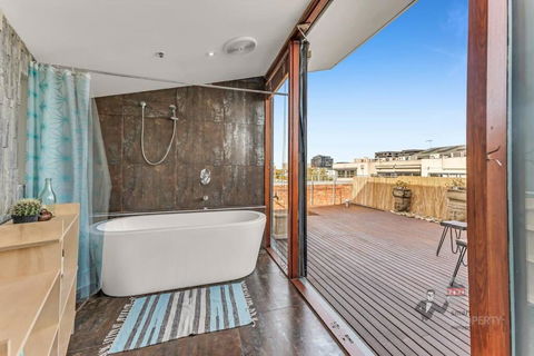 Rooftop Warehouse In Fitzroy - Accommodation in Brisbane 1