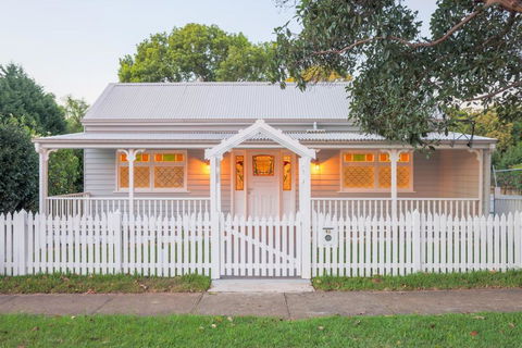 Rosemill Cottage - Mobility Friendly Accommodation Never Looked Better! - Accommodation in Brisbane 3