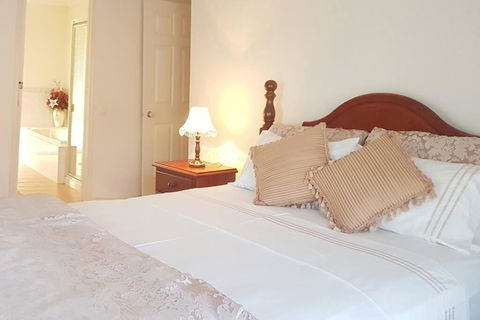 Roxy - A Spacious Cosy Getaway - Near Mel Airport - Accommodation in Brisbane 0