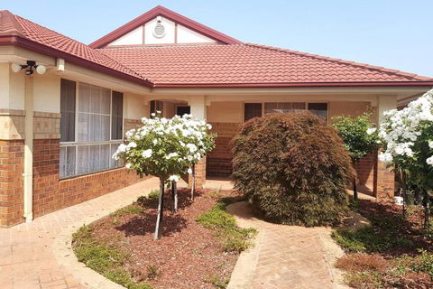 Roxy - A Spacious Cosy Getaway - Near Mel Airport - Accommodation in Brisbane 1