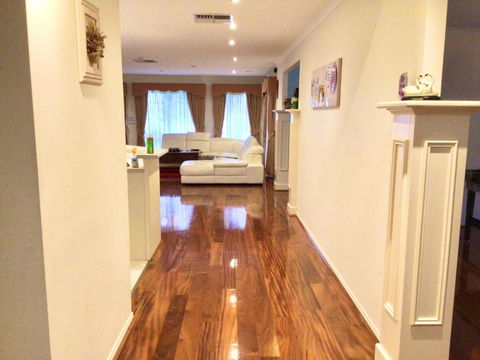 Roxy - A Spacious Cosy Getaway - Near Mel Airport - Accommodation in Brisbane 3