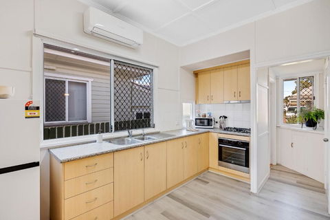 Sage Cottage! CBD Perfection! - Accommodation in Brisbane 1