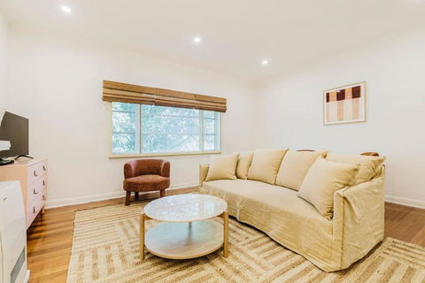 Salmon Calm - Trendy Velvet Allure By Albert Park - Accommodation in Brisbane 2