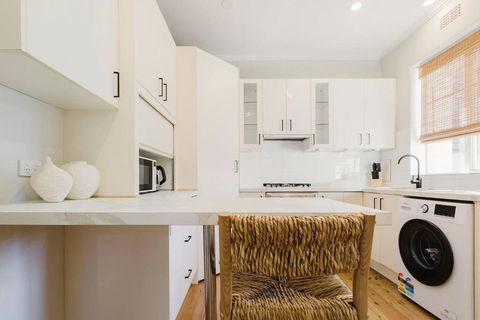 Salmon Calm - Trendy Velvet Allure By Albert Park - Accommodation in Brisbane 1