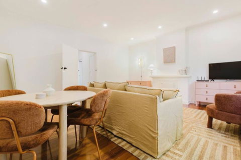 Salmon Calm - Trendy Velvet Allure By Albert Park - Accommodation in Brisbane 3