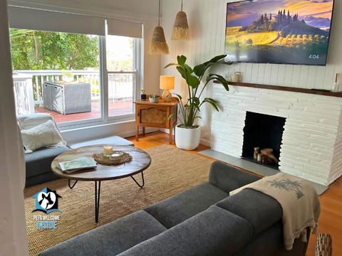 Saltwater Sunsets Seaside Haven With Ocean Views - Accommodation in Brisbane 2