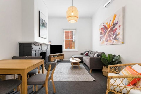 Salty Pines - 3BR House Glenelg South - Accommodation in Brisbane 0