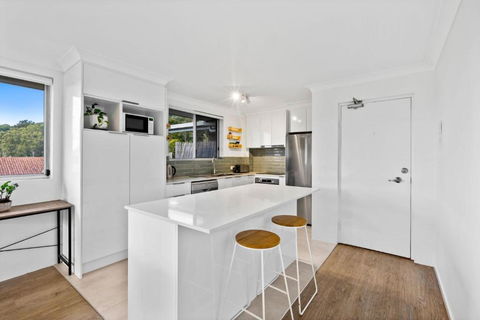 Salty Sea Breeze Apartment 500m To Waters Edge - Accommodation in Brisbane 1