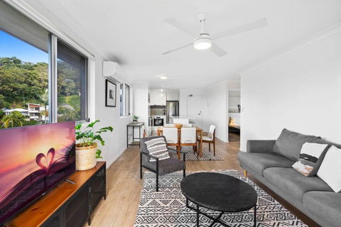 Salty Sea Breeze Apartment 500m To Waters Edge - Accommodation in Brisbane 0