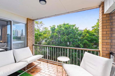 Salty Sea Breeze Apartment 500m To Waters Edge - Accommodation in Brisbane 3