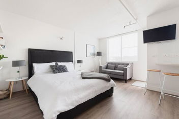 Sam\'s Bondi Top Floor Studio - Lift, View, Pool, Secure with Accommodation in Brisbane