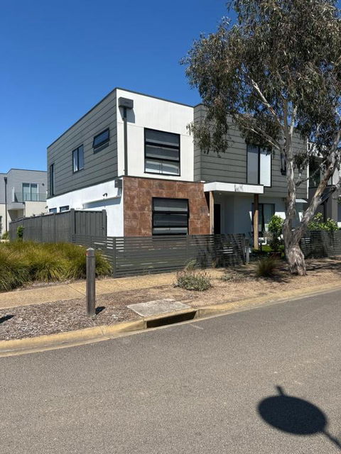 Sanary A Modern Beach Home In Martha Cove - Accommodation in Brisbane 0