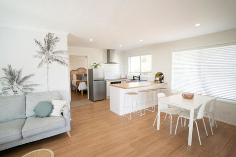 Sanbis Cabin - Hidden Boutique Retreat, Sea Views - Accommodation in Brisbane 2