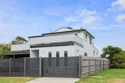 Sanctuary Lodge By Ready Set Stay - BYO LINEN & TOWELS - Accommodation in Brisbane 2