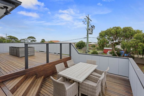 Sanctuary Lodge By Ready Set Stay - BYO LINEN & TOWELS - Accommodation in Brisbane 3