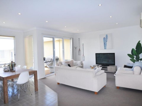 Sandpiper 3 - Close To Town And Beach - Accommodation in Brisbane 1
