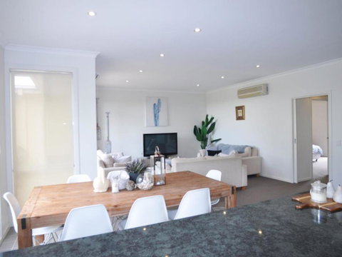 Sandpiper 3 - Close To Town And Beach - Accommodation in Brisbane 0