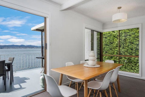 Sandy Bay Waterfront - Accommodation in Brisbane 1