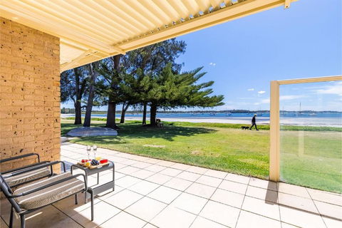 Sandy Beach House Corlette Unit 1 Waterfront WI-FI Aircon - Accommodation in Brisbane 2