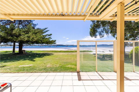 Sandy Beach House Corlette Unit 1 Waterfront WI-FI Aircon - Accommodation in Brisbane 1