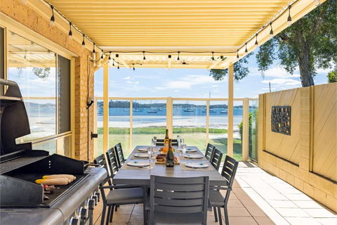 Sandy Beach House Corlette Unit 1 Waterfront WI-FI Aircon - Accommodation in Brisbane 3