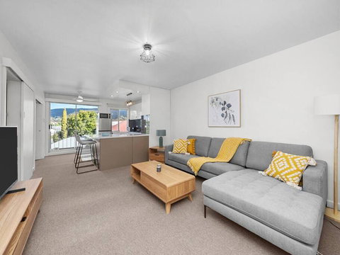 Sandy Bay Apartment With Hobart River View, Near UTAS - Stroll To Cafes And Shops - Accommodation in Brisbane 0