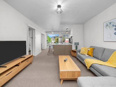 Sandy Bay Apartment With Hobart River View, Near UTAS - Stroll To Cafes And Shops - Accommodation in Brisbane 2